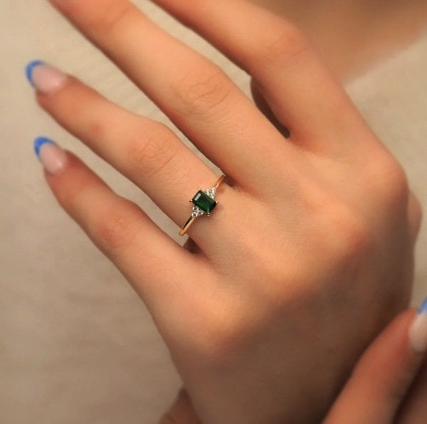 14 Ayar Altın Zümrüt Kesim Yeşil Taşlı Yüzük