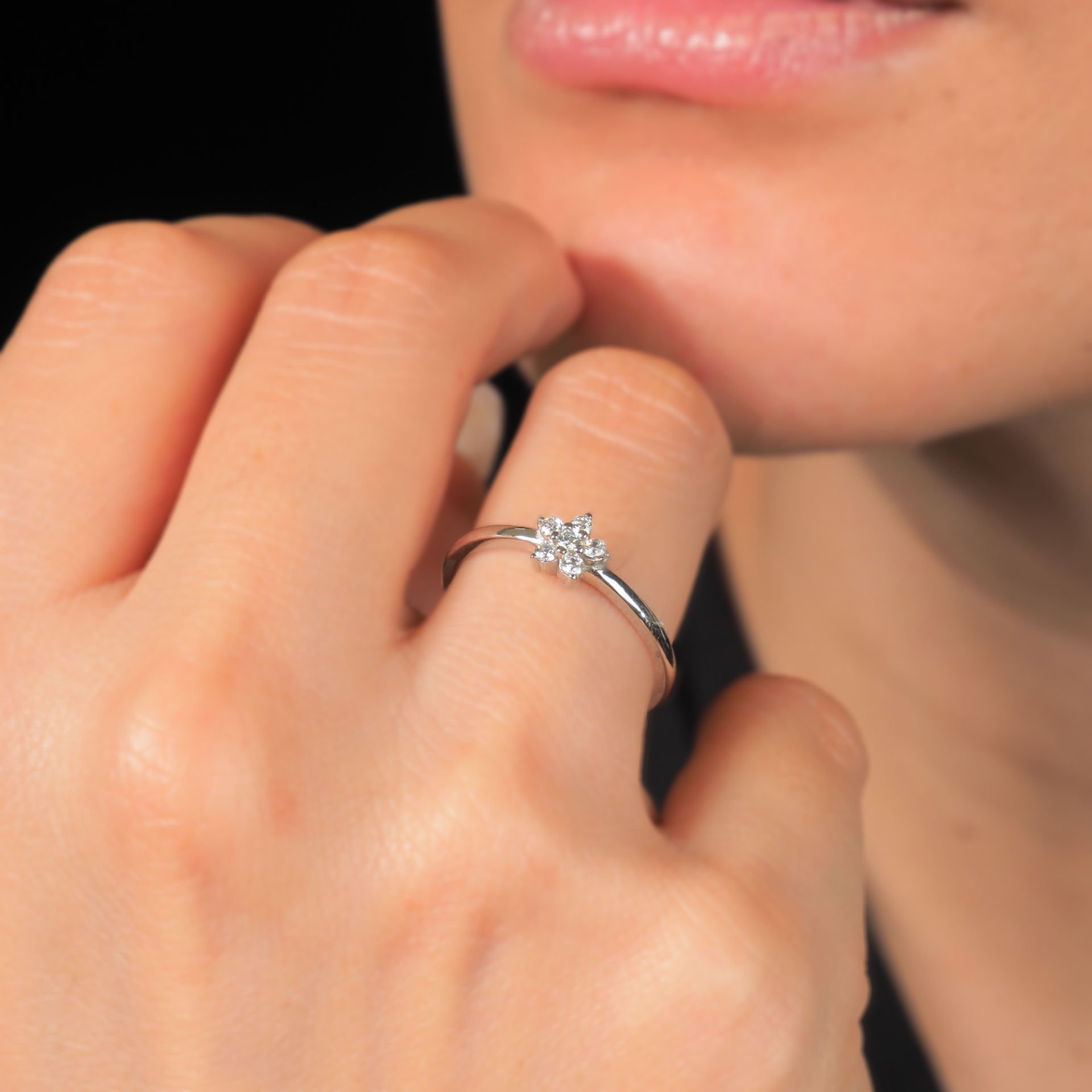 14 Ayar Altın Çiçek Taşlı Yüzük