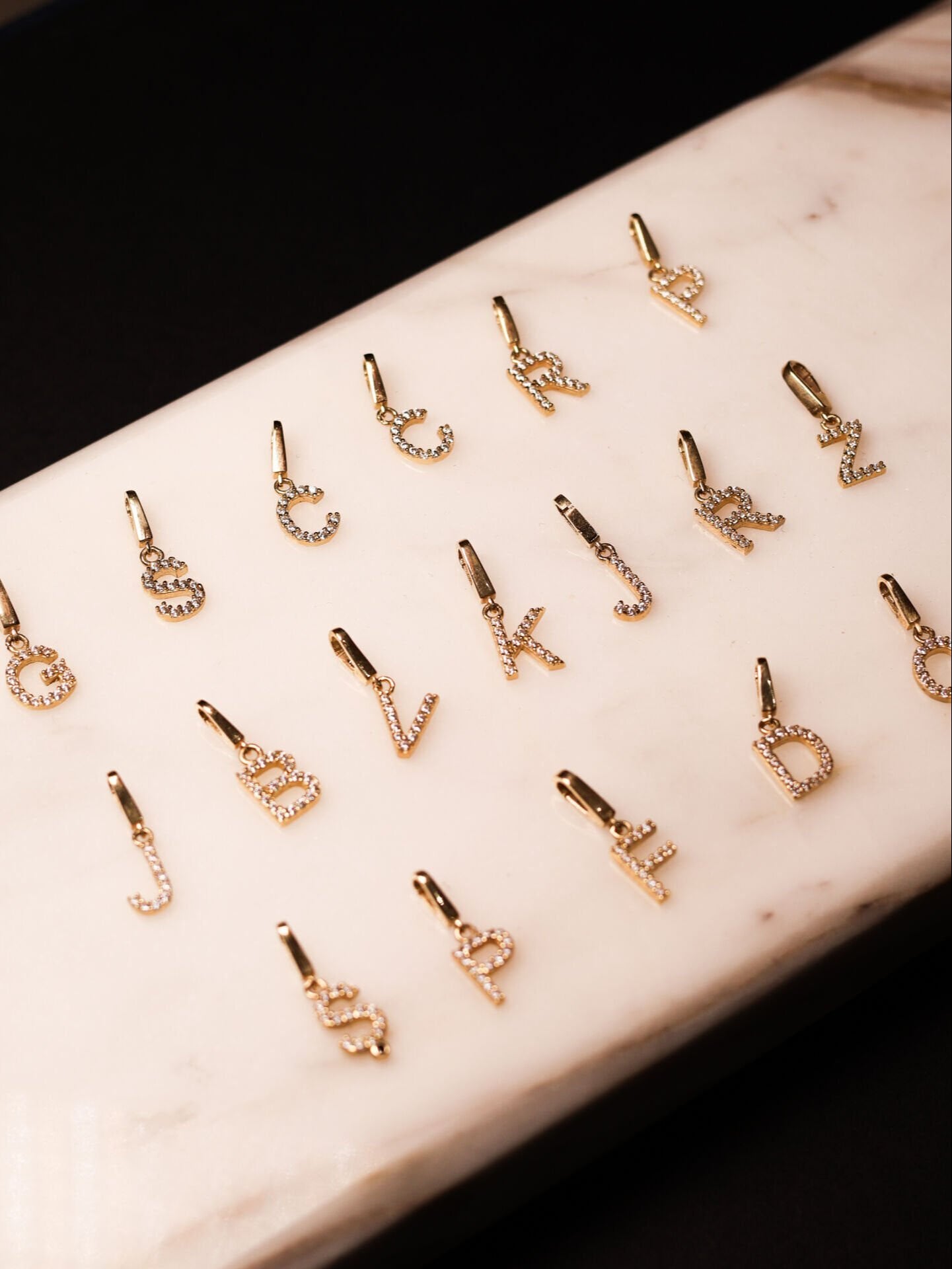 Altın harfli charm ön görünüm şık tasarım