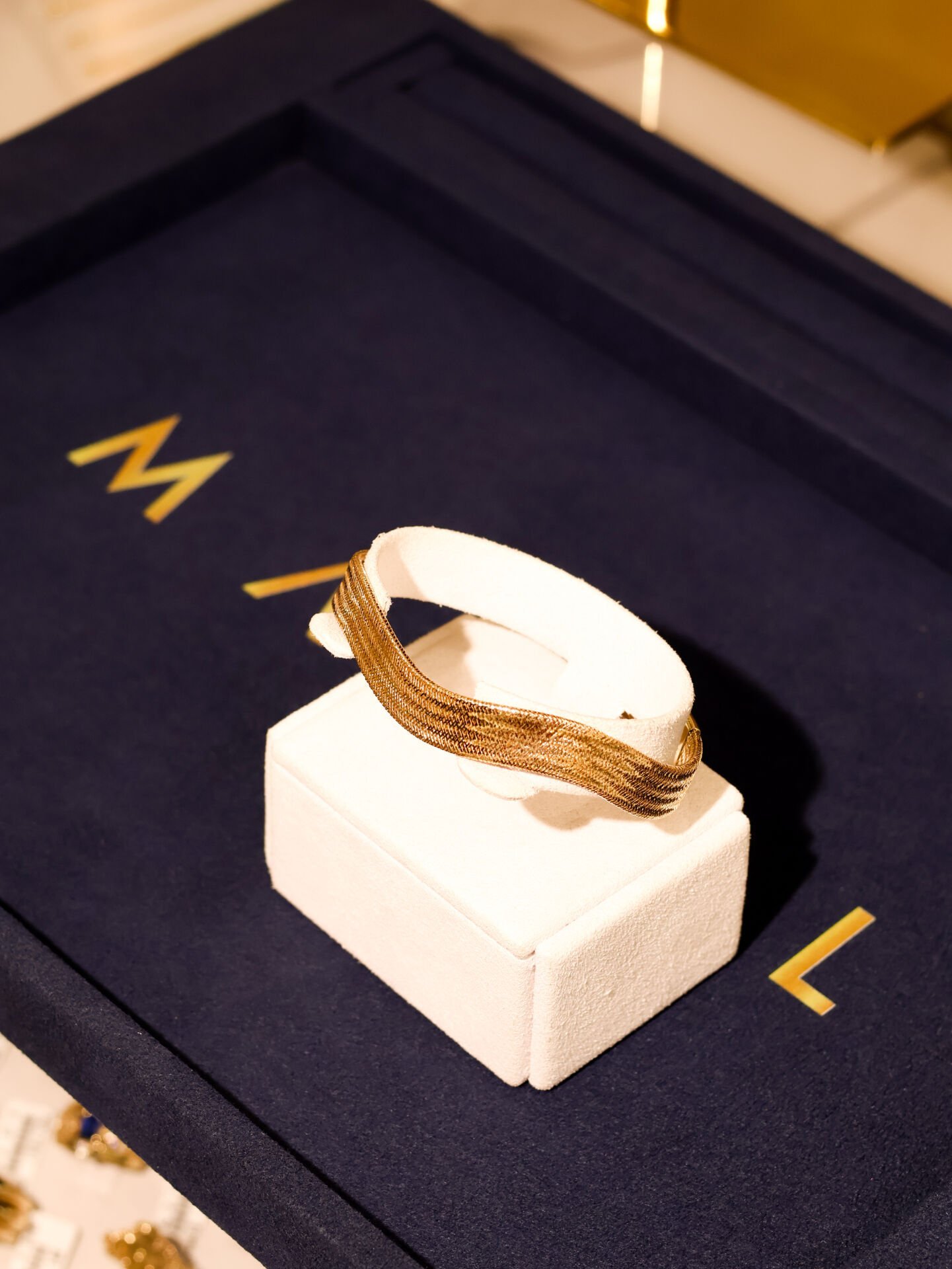 Dalgalı ve dokulu İtalyan hasırı altın bilezik