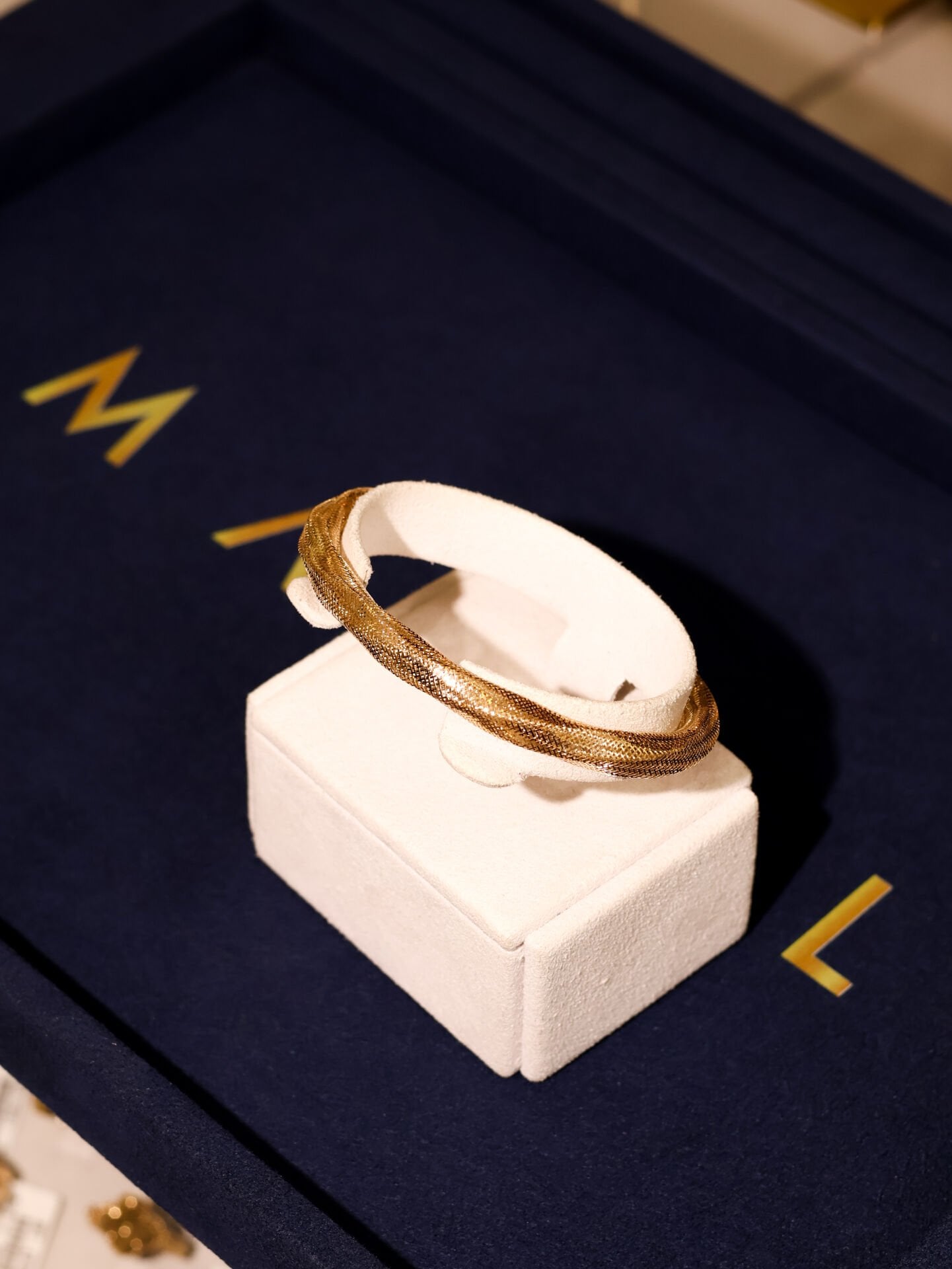 Yuvarlak silindir formunda 14 ayar altın hasır kelepçe bilezik