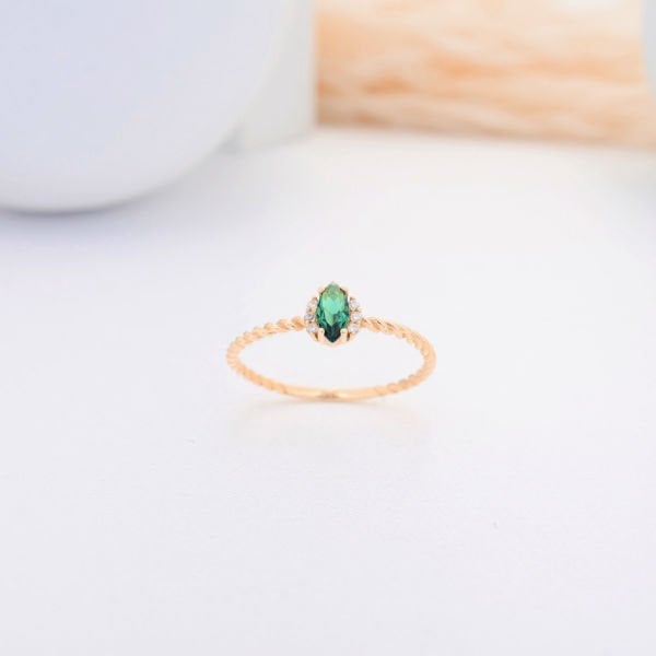 14 Ayar Altın Renkli Taşlı Yüzük