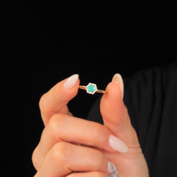 14 Ayar Altın Yeşil Altıgen Taşlı Yüzük