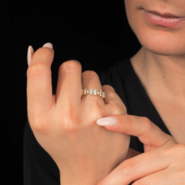 14 Ayar Altın Üçlü Baget Taşlı Yüzük