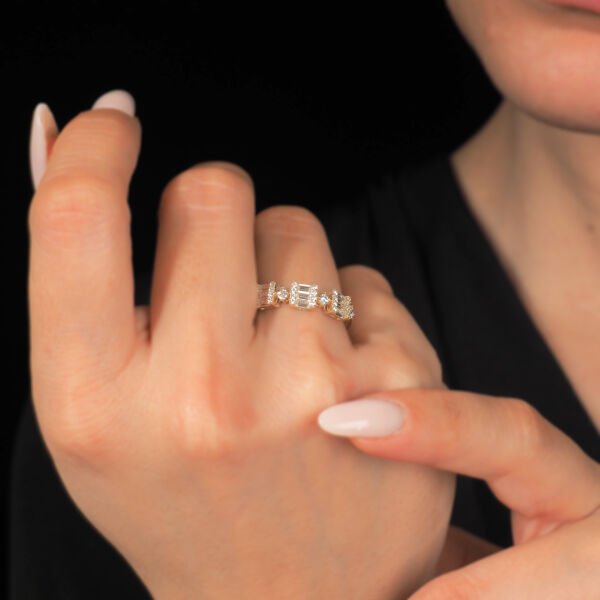 14 Ayar Altın Üçlü Baget Taşlı Yüzük