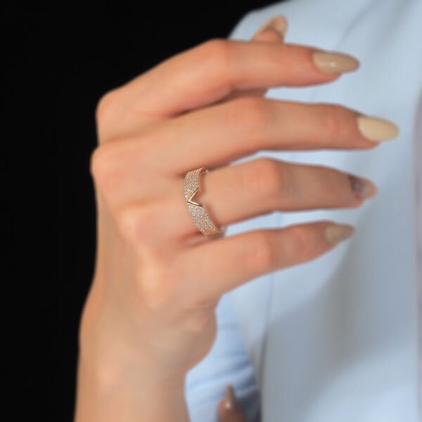 14 Ayar Altın V Figür Taşlı Yüzük