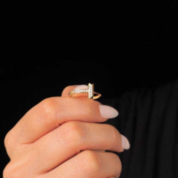 14 Ayar Altın Dik Tasarım Taşlı Yüzük