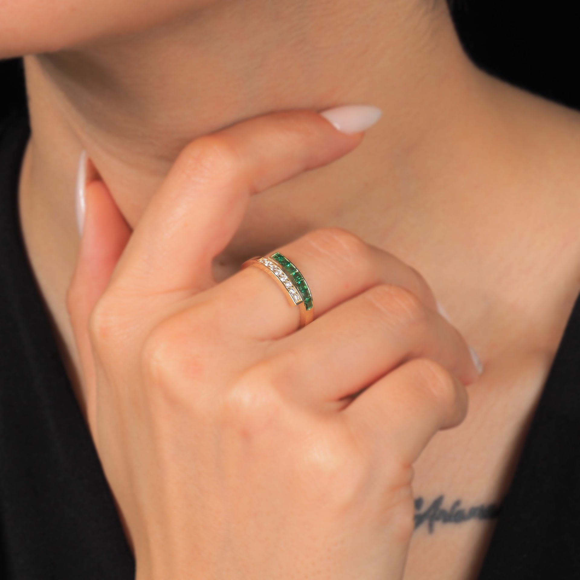 14 Ayar Altın Yeşil Taşlı Tasarım Yüzük