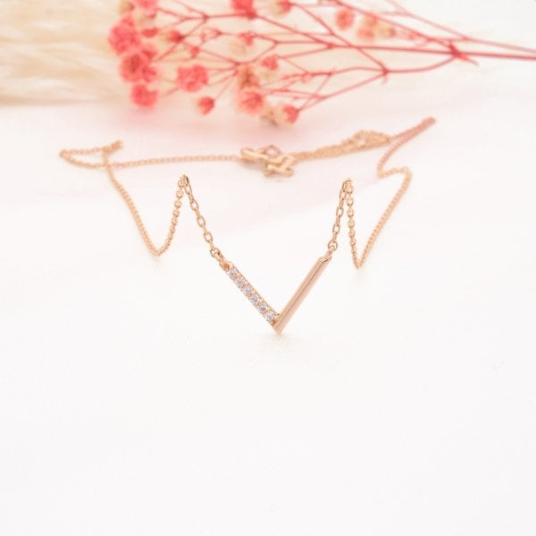 14 Ayar Altın Taşlı Zarif V Kolye