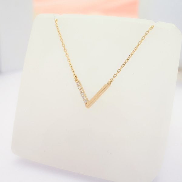 14 Ayar Altın Taşlı Zarif V Kolye