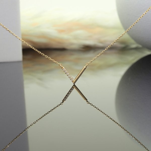 14 Ayar Altın Taşlı Zarif V Kolye