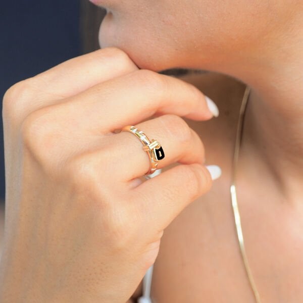 14 Ayar Altın Mineli Kilit Yüzük Siyah Beyaz Mineli