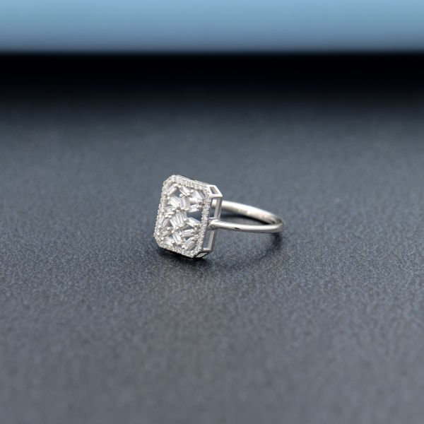 0,28 Karat Pırlanta Baget Karışık Desenli Yüzük