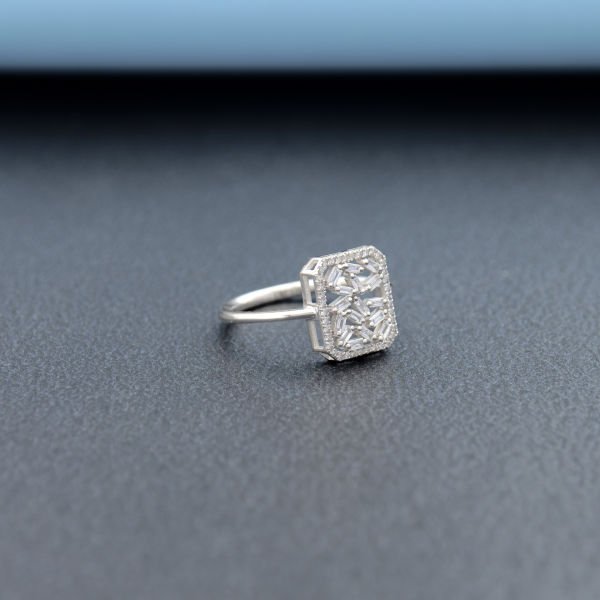 0,28 Karat Pırlanta Baget Karışık Desenli Yüzük