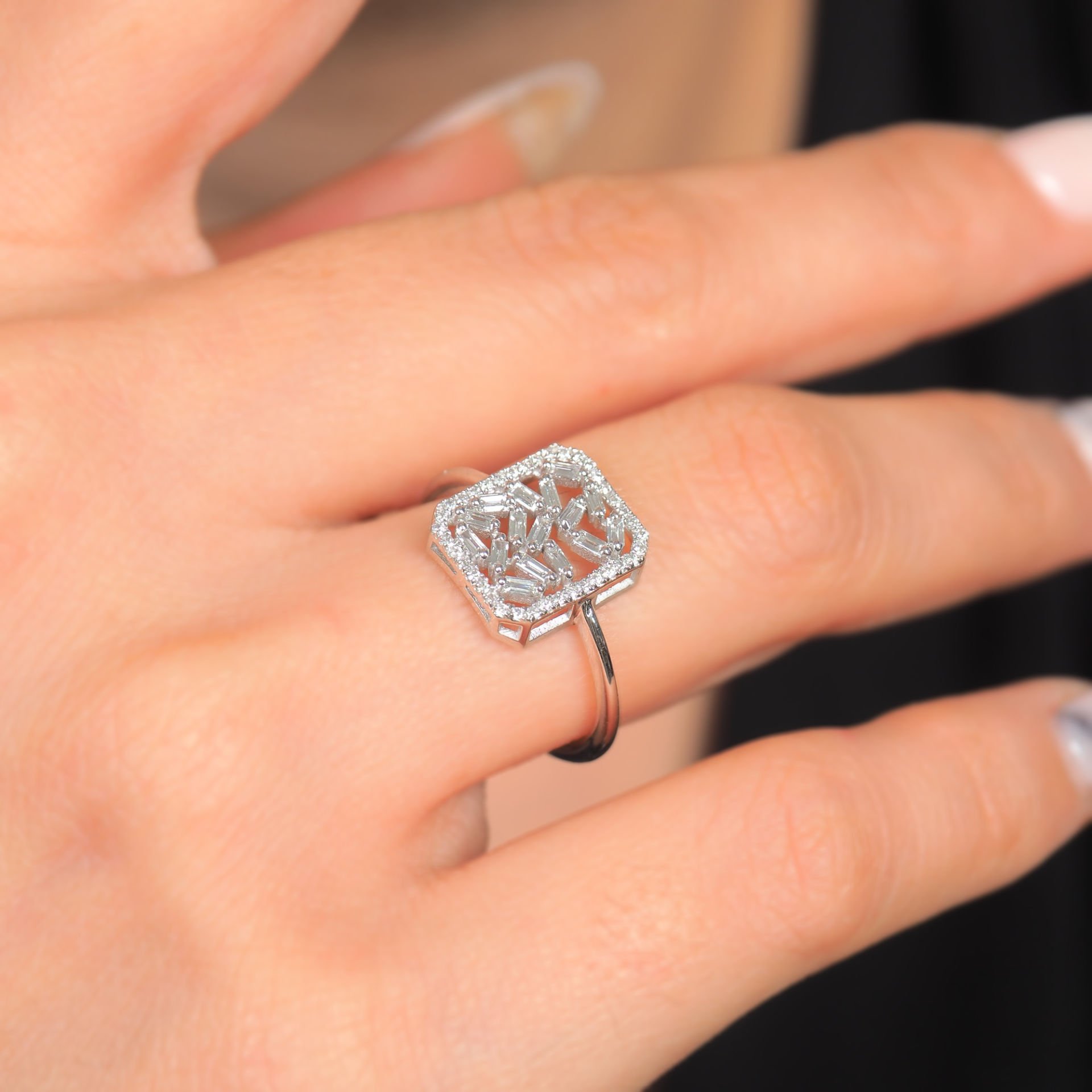 0,28 Karat Pırlanta Baget Karışık Desenli Yüzük