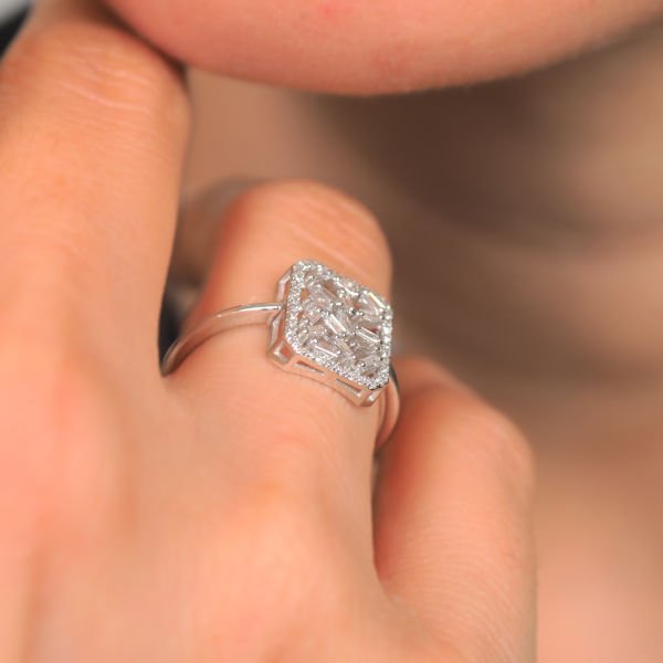 0,28 Karat Pırlanta Baget Karışık Desenli Yüzük