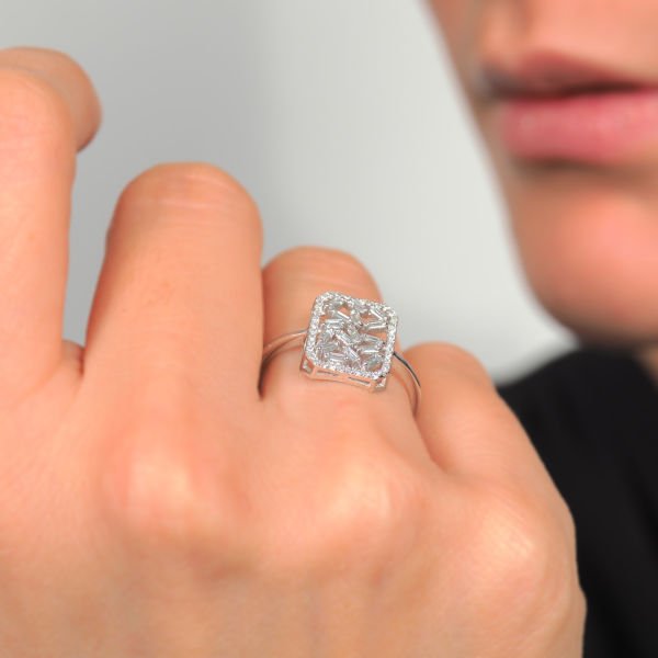 0,28 Karat Pırlanta Baget Karışık Desenli Yüzük