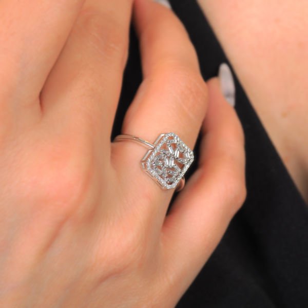 0,28 Karat Pırlanta Baget Karışık Desenli Yüzük