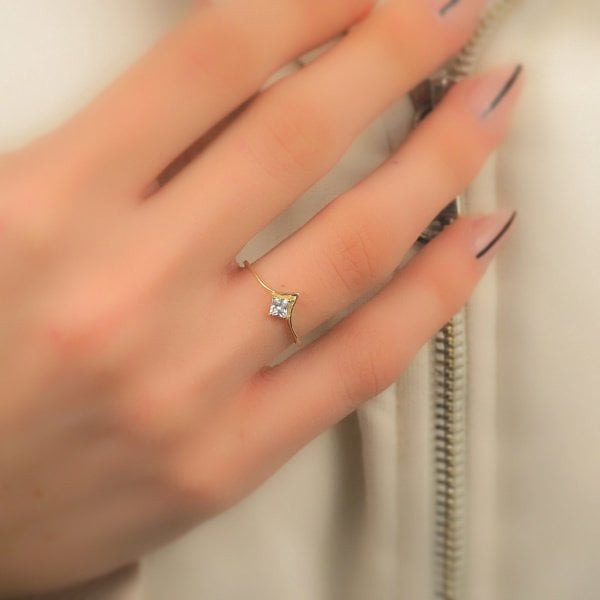 14 Ayar Altın Taşlı Zarif Yüzük