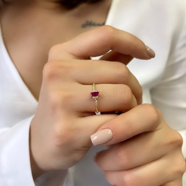 14 Ayar Altın Renkli Taşlı Zarif Yüzük