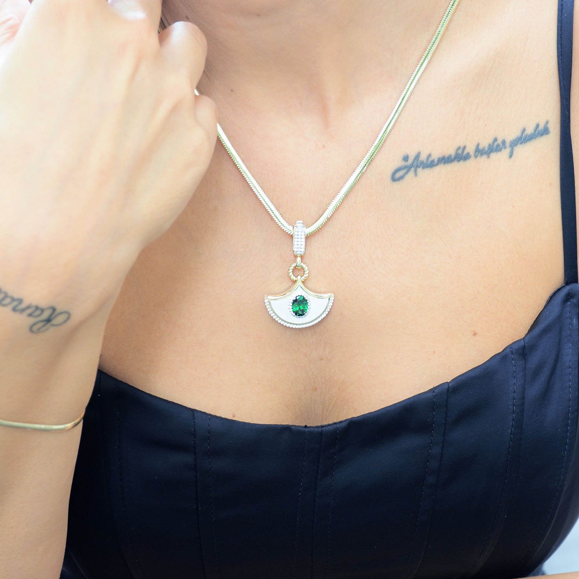 Beyaz Mineli Taşlı Charm Zincirsiz