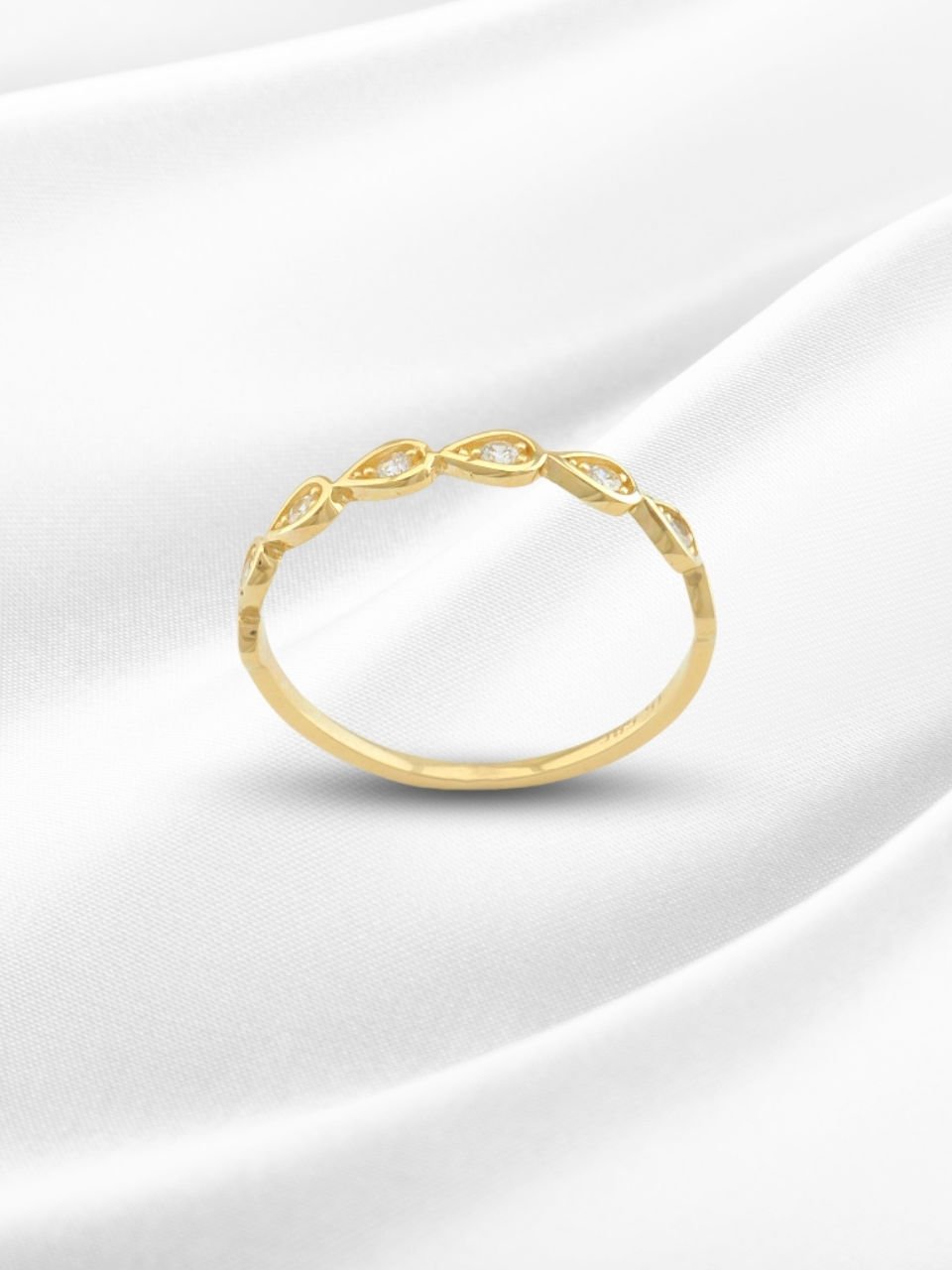 14 Ayar Altın Damla Desenli Taşlı Yüzük